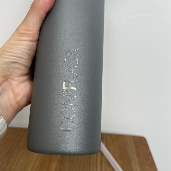 NEW - IRON °FLASK 22oz Camping & Hiking Hydration Flask Stainless Steel Gray - Picture 3 of 8